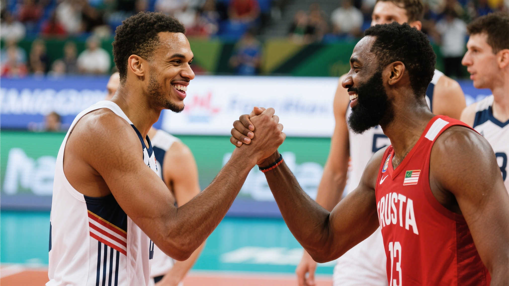 亚历山大捧杯归队,与卡莱尔深情拥抱致意 亚历山大捧杯归队,与卡莱尔深情拥抱致意